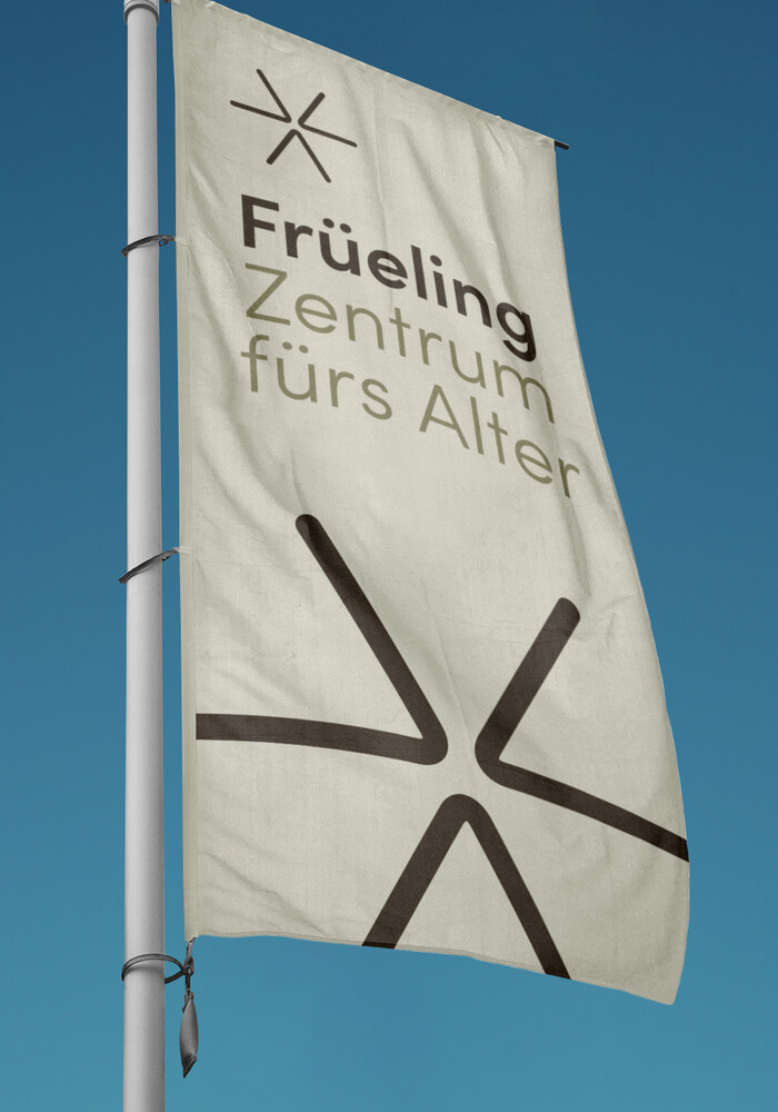 Fahne mit dem Zeichen vor blauem Himmel