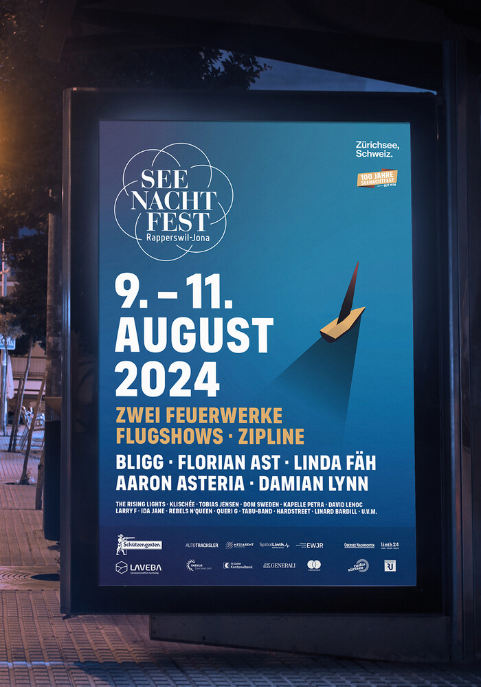 Plakat zum Seenachtfest 2024 im beleuchteten Schaukasten