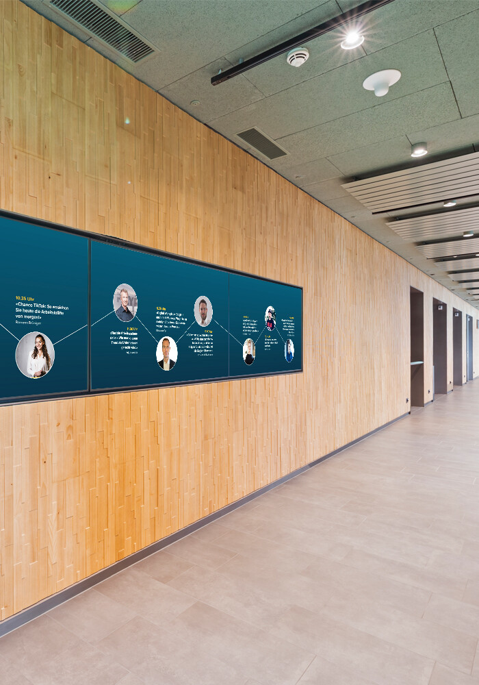 Referententafeln an der Holzwand